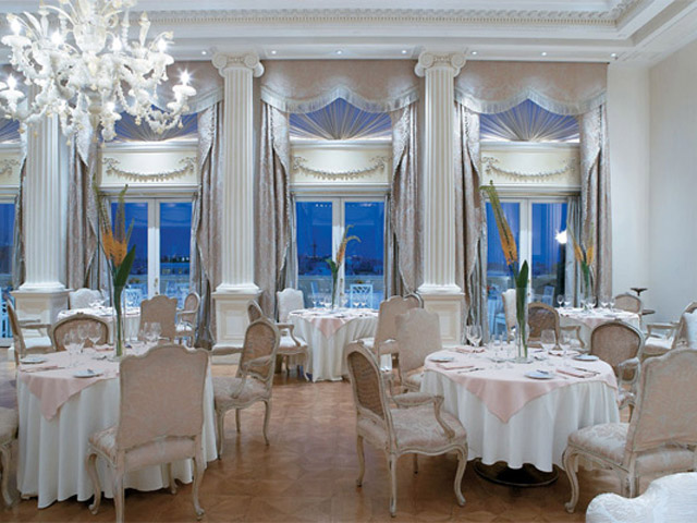 King George Palace - Tudor Hall Restaurant