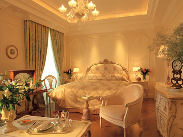 King George Palace - Acropolis Deluxe Guestroomd Bedroom