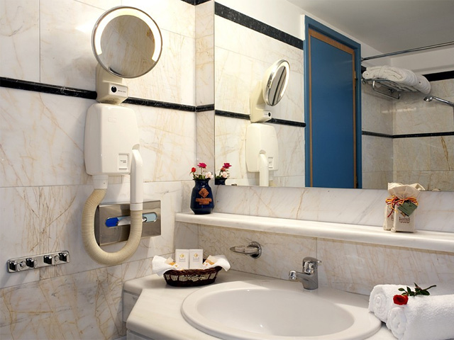 Ilianthos Village Luxury Hotel & Suites - 