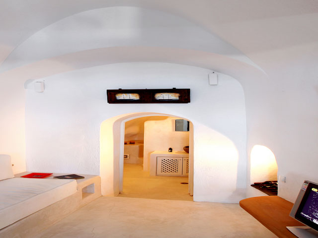 M Cave House - 