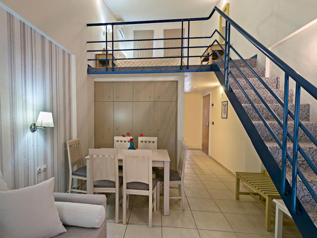 Esperia Beach Apartments and Suites - 