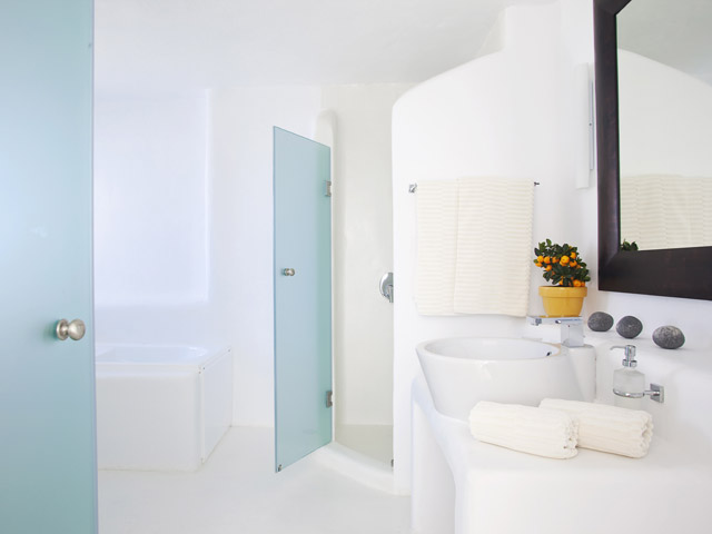 Rocabella Art Hotel & Spa Mykonos - honeymoon suite bathroom