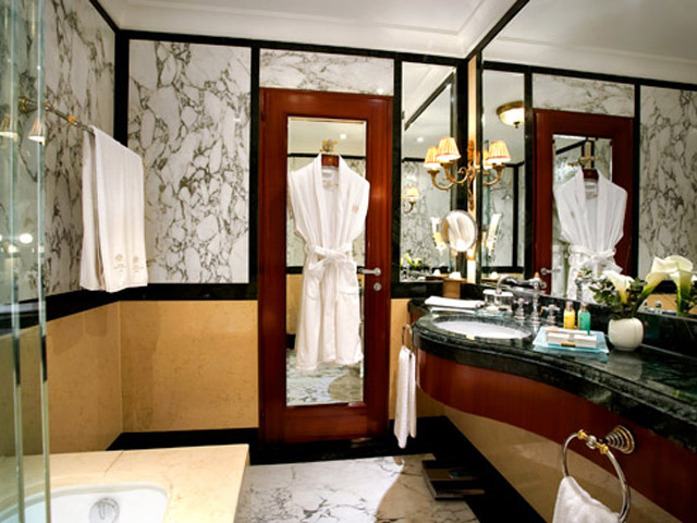 Grande Bretagne Hotel - Bathroom