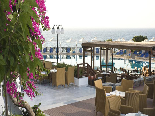 Maritimo Beach Hotel - 