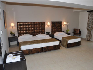 Amalias Hotel - Triple Room