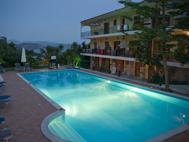 Bella Vista Hotel & Apartments - Swimming Pool