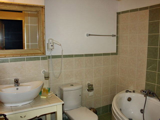 Tholaria Boutique Resort - Suite Asvestioti - Bathroom