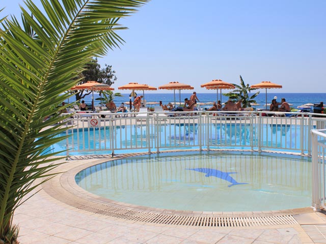 Kamari Beach Hotel - 
