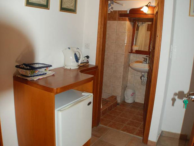 Goulas Traditional Hotel Apartments - Bathroom