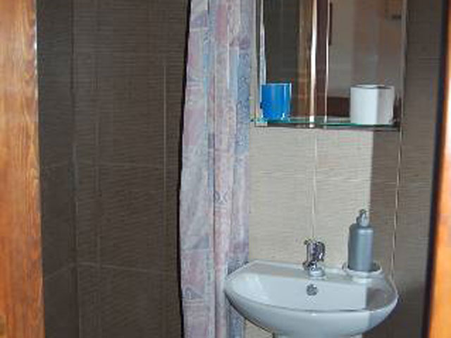 Goulas Traditional Hotel Apartments - Bathroom